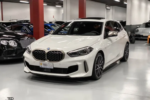 BMW M135i F40 306cv x Drive Blanc Principale