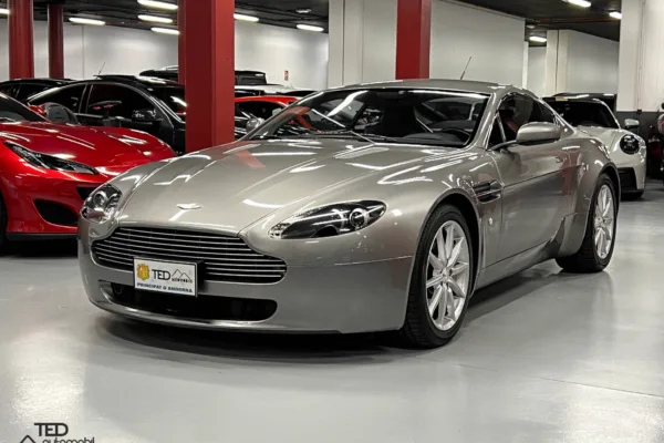 Aston Martin V8 Vantage 385cv Principale