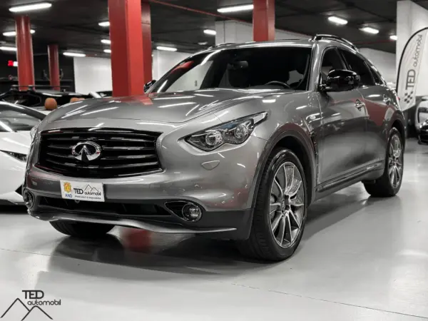 Infiniti QX70 320cv Principale