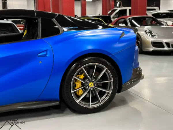 Ferrari 812 GTS Blau Mate 800cv 09