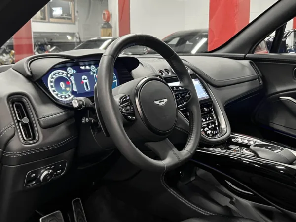 Aston Martin DBX V8 550cv 11